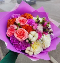 Авторский сборный букет с пионовидной розой, диантусами и хлопком Авторский сборный букет с пионовидной розой, диантусами и хлопком