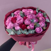 Кустовая пионовидная роза, красные розы и эвкалипт в сборном букете Кустовая пионовидная роза, красные розы и эвкалипт в сборном букете