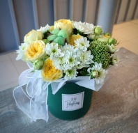 Шляпная коробочка из хризантемы и желтых роз Шляпная коробочка из хризантемы и желтых роз