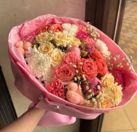 Нежный сборный букет с кустовыми спреями, диантусами и розами Нежный сборный букет с кустовыми спреями, диантусами и розами